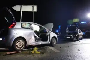 FF Bad Salzuflen: Schwerer Unfall mit vier Verletzten auf der Ostwestfalenstraße / Feuerwehr Bad Salzuflen muss eingeschlossene Beifahrerin mit schwerem Gerät befreien