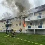 FW-E: Wohnungsbrand in einem Mehrfamilienhaus - eine Person schwer verletzt