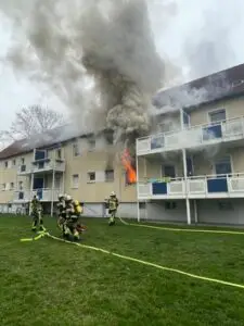 FW-E: Wohnungsbrand in einem Mehrfamilienhaus – eine Person schwer verletzt