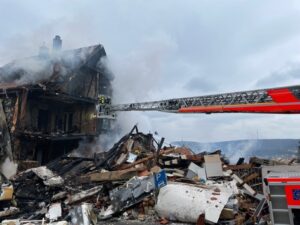 FW Stuttgart: Zwischenmeldung – Großbrand nach Explosion in Stuttgart-West – eine Person vermisst