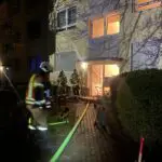 FW Mettmann: Feuer im Dachbereich eines Mehrfamilienhauses forderte Einsatz der Feuerwehr Mettmann. Die Feuerwehr führte Löschmaßnahmen durch, das Haus ist weiterhin bewohnbar, verletzt wurde niemand.