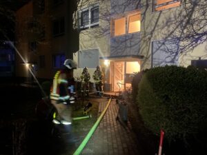 FW Mettmann: Feuer im Dachbereich eines Mehrfamilienhauses forderte Einsatz der Feuerwehr Mettmann. Die Feuerwehr führte Löschmaßnahmen durch, das Haus ist weiterhin bewohnbar, verletzt wurde niemand.