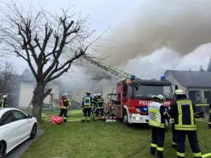 FW Königswinter: Dachstuhlbrand fordert Feuerwehr in Königswinter-Niederdollendorf