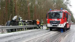 FW Celle: Verkehrsunfall zwischen Groß Hehlen und Scheuen