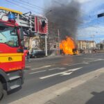 FW Dresden: Update: Gasleitung gerät in Brand – Explosionen und starke Hitze- und Rauchentwicklung