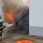 FW-DO: Feuer in einer Garage - Feuer am Wechselrichter greift auf PKW über
