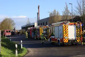 FW-KLE: Brand in verrauchtem Industriegebäude konnte gefunden und gelöscht werden
