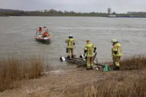 FW-KLE: Person aus dem Rhein gerettet