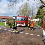 FFW Schiffdorf: Auto brennt in Garage - schnelles Eingreifen der Feuerwehr kann Ausbreitung verhindern