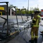 FW Menden: Brennt Einkaufswagen-Unterstand