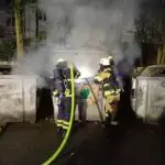 FW-EN: Branndmeldealarm deckt vermutlich Einbruch auf – Zwei Altpapiercontainer brannten gleichzeitig in voller Ausdehnung