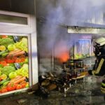 FW Horn-Bad Meinberg: Gemeldeter Wohnungsbrand – Feuer zerstört Geschäftsräume