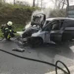 FW Dinslaken: Fahrzeugbrand Anschlusstelle Dinslaken Nord