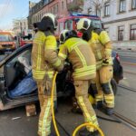 FW Dresden: Feuerwehr befreit Fahrerin aus verunfalltem PKW