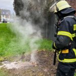 FW Moers: Dampfentwicklung durch beschädigte Fernwärmeleitung in Moers-Vinn