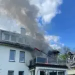 FW-E: Brand auf Dachterrasse eines Mehrfamilienhauses, Feuerwehr verhindert Brandausbreitung auf Wohnung – keine Verletzten
