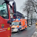 FW-EN: Patientenrettung über Drehleiter, Kaminbrand und Pkw-Brand – Drei Einsätze für die Feuerwehr