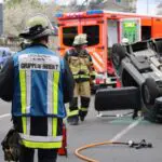 FW-E: Leichtkraftfahrzeug landet nach Verkehrsunfall auf dem Dach – drei Personen verletzt