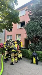 FW-E: Wohnungsbrand in einem Mehrfamilienhaus – Feuerwehr rettet Mutter mit Kind