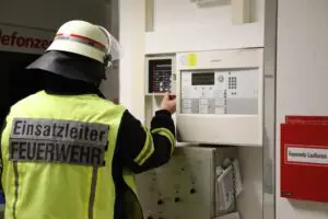 FFW Schiffdorf: Ortsfeuerwehren Schiffdorf und Bramel werden zu ausgelöster Brandmeldeanlage alarmiert