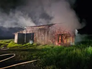 FW-AR: Brennende Scheune nicht mehr zu retten