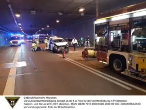 FW-M: Verkehrsunfall führt zu Tunnelsperre (A99)