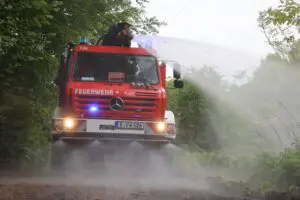 FW-E: Wald- und Vegetationsbrandübung der Feuerwehren in Essen-Byfang – Polizeihubschrauber unterstützt bei der „Brandbekämpfung“