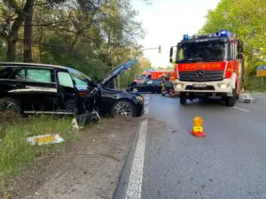 FW Norderstedt: Schleswig-Holstein-Straße – Vollsperrung nach Verkehrsunfall