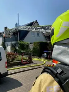 FW Hannover: Bei Gartenarbeiten auf dem Grundstück eines Hauses in Hannover-Bothfeld geriet heute Vormittag ein Baum an der Hausfassade in Brand. Das Feuer breitete sich sofort in den Dachstuhl des Gebäudes aus.
