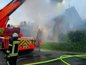 FW-MH: Brand eines Einfamilienhauses in Mülheim Styrum