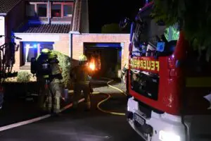 FW Pulheim: Unterstand in Flammen – Feuerwehr verhindert Brandausbreitung
