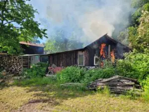 FW-ROW: Gartenlaube brennt in Moordorf