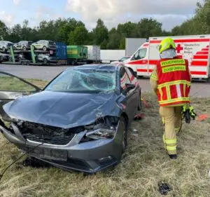 FW Bremerhaven: Zwei parallele Verkehrsunfälle mit drei verletzten Personen- Feuerwehr Bremerhaven mit beiden Zügen im Einsatz