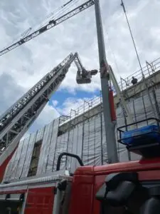 FW Celle: Arbeiter von Dach gerettet!