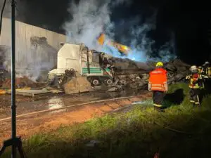 FW-ROW: Brand in landwirtschaftlichen Betrieb – Feuerwehr verhindert schlimmeres