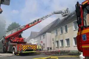 FF Bad Salzuflen: Mensch stirbt bei Feuer in Bad Salzufler Innenstadt / 60 Einsatzkräfte bekämpfen Brand in Mehrfamilienhaus