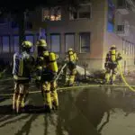 FW-E: Sperrmüllbrand vor einem Mehrfamilienhaus – Feuerwehr verhindert Brandausbreitung