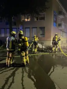 FW-E: Sperrmüllbrand vor einem Mehrfamilienhaus – Feuerwehr verhindert Brandausbreitung