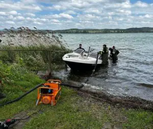 FW-Radolfzell: Ölwehreinsatz – Motorboot mit Wasser vollgelaufen