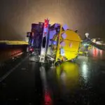 FW Bad Honnef: LKW nach Unfall umgekippt