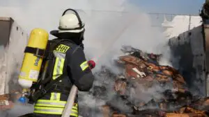 FW Celle: Nach lautem Knall – Feuer in Entsorgungsunternehmen!