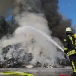 FW Celle: Feuer auf Entsorgungsbetrieb in Altencelle – Celler Feuerwehr im Großeinsatz – Gesamtbericht!