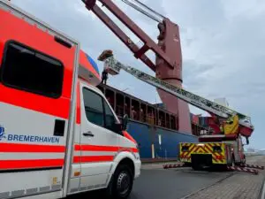 FW Bremerhaven: Arbeitsunfall auf Handelsschiff – Höhenretter und Rettungsdienst der Feuerwehr Bremerhaven im Einsatz