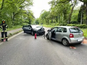 FW-MH: Frontal-Unfall zwischen zwei Fahrzeugen – erhöhtes Einsatzaufkommen am Sonntag