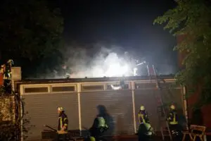 FW Lüchow-Dannenberg: Feuer in Dannenberger Gymnasium +++ Feuerwehr im Großeinsatz +++ Feuerwehrfrau erleidet leichte Verbrennungen