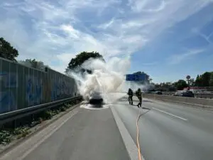 FW-BO: Fahrzeugbrand auf der BAB 40 am Mittwochnachmittag