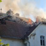 FW Bad Segeberg: Dachstuhlbrand in Altstadtvilla - 100 Einsatzkräfte im Einsatz