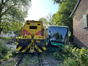 FW Ratingen: Unfall zwischen einem Reisebus und einem Güterzug