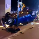 FW-E: PKW landet nach Verkehrsunfall auf dem Dach – drei Personen verletzt, eine davon schwer