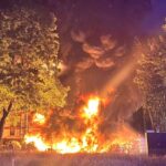 FW-E: Bau- und Dämmmaterial brennt unmittelbar vor Wohngebäuden – keine Verletzten